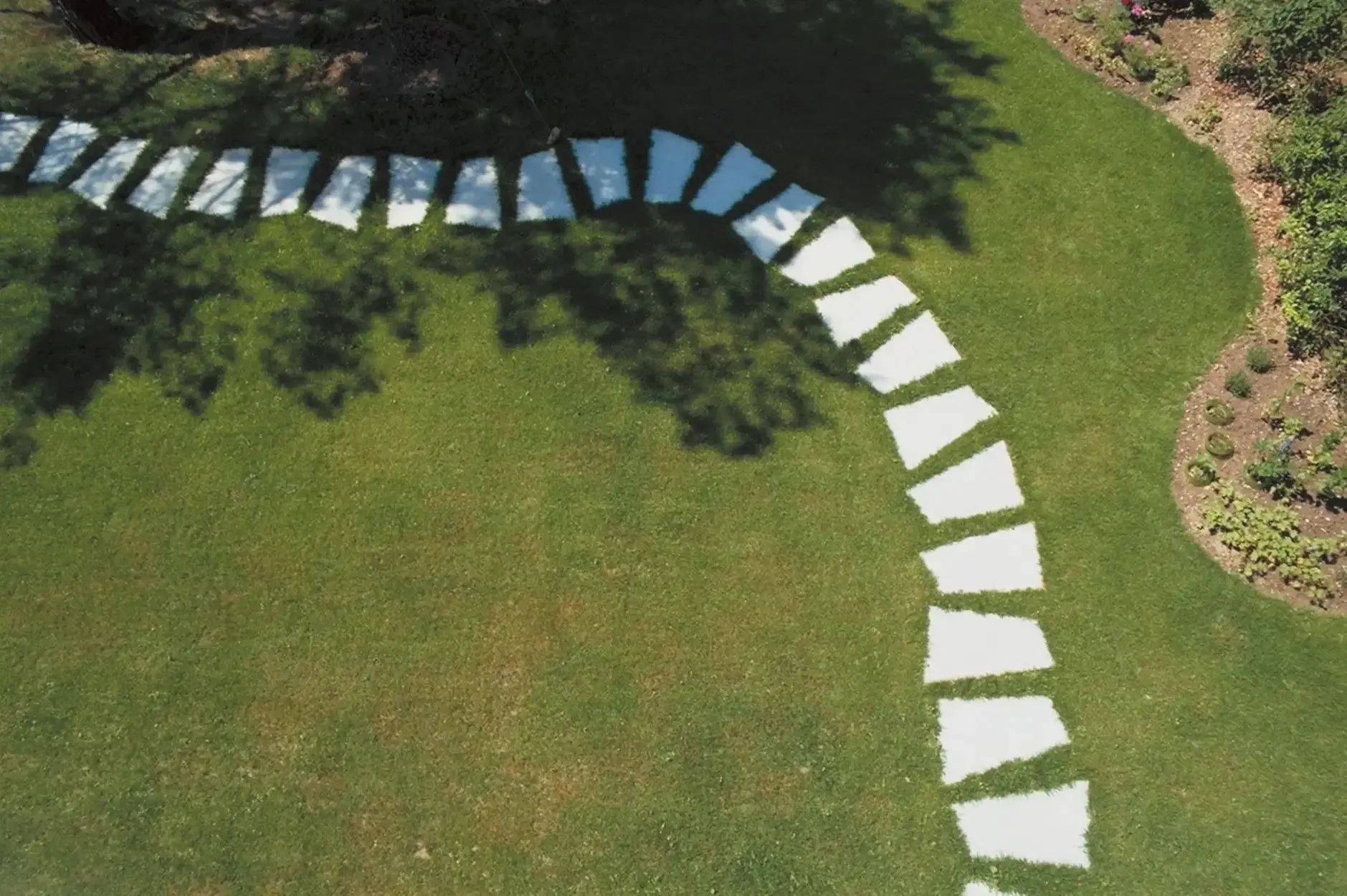 B50 Foto Aussen Gartenweg