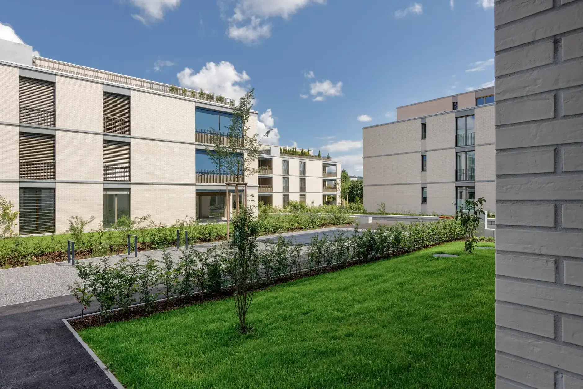 F44 Foto Aussen Erschliessung