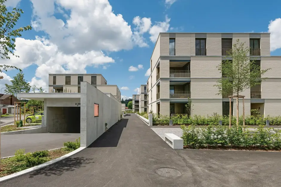 F44 Foto Aussen Einfahrt Garage