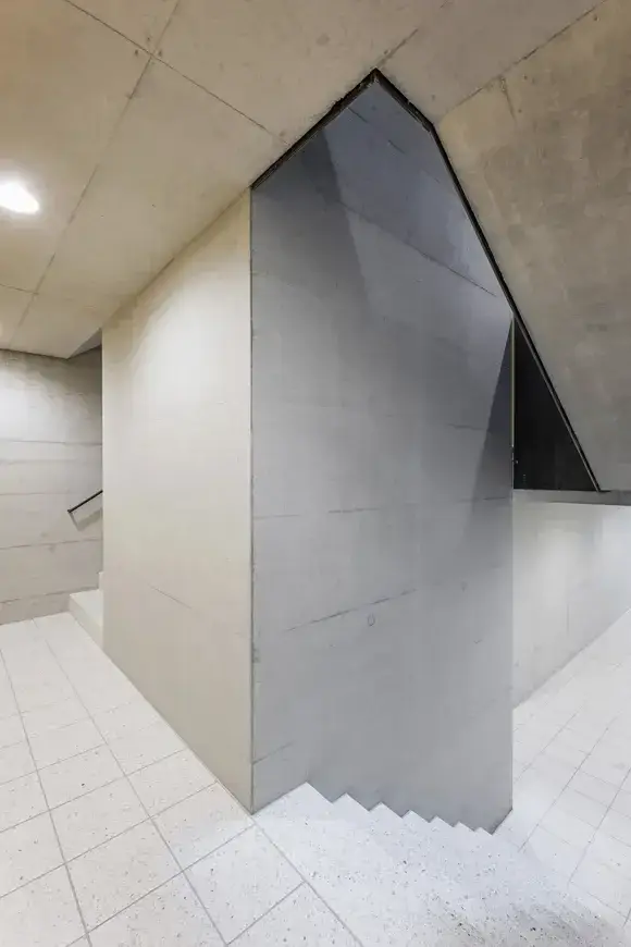 G62 Foto Innen Treppenhaus Liftschacht