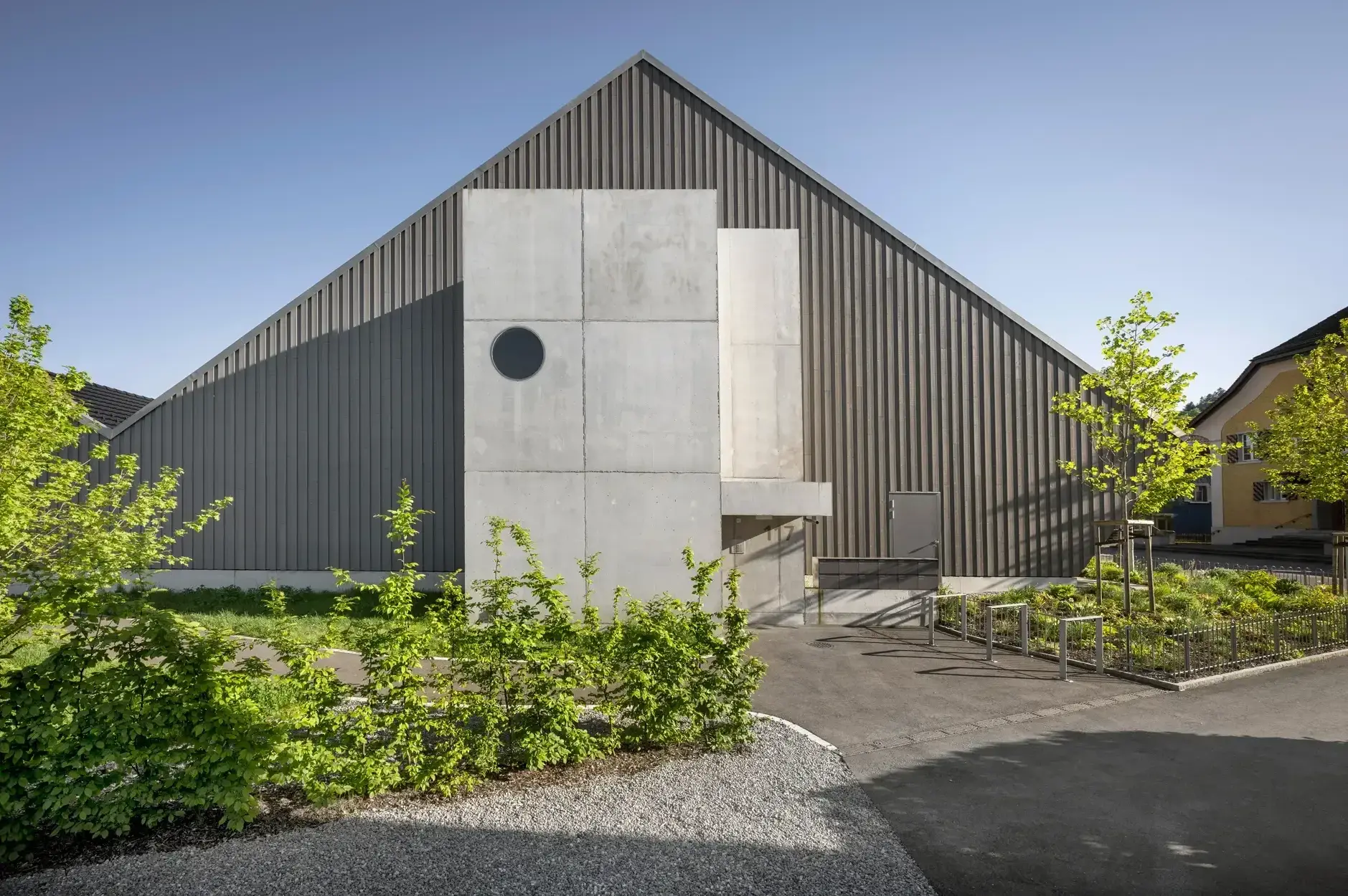 H31 B Foto Aussen Fassade Eingang Frontal