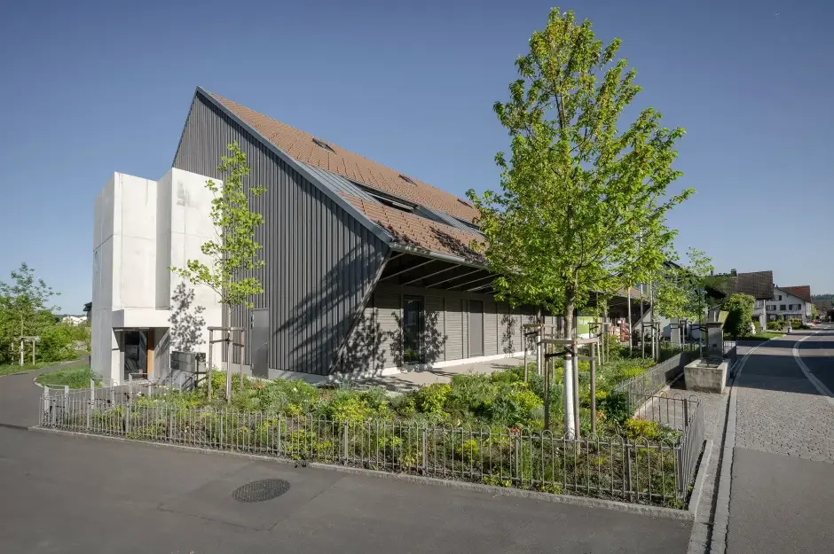 H31 B Foto Aussen Strasse Brunnen