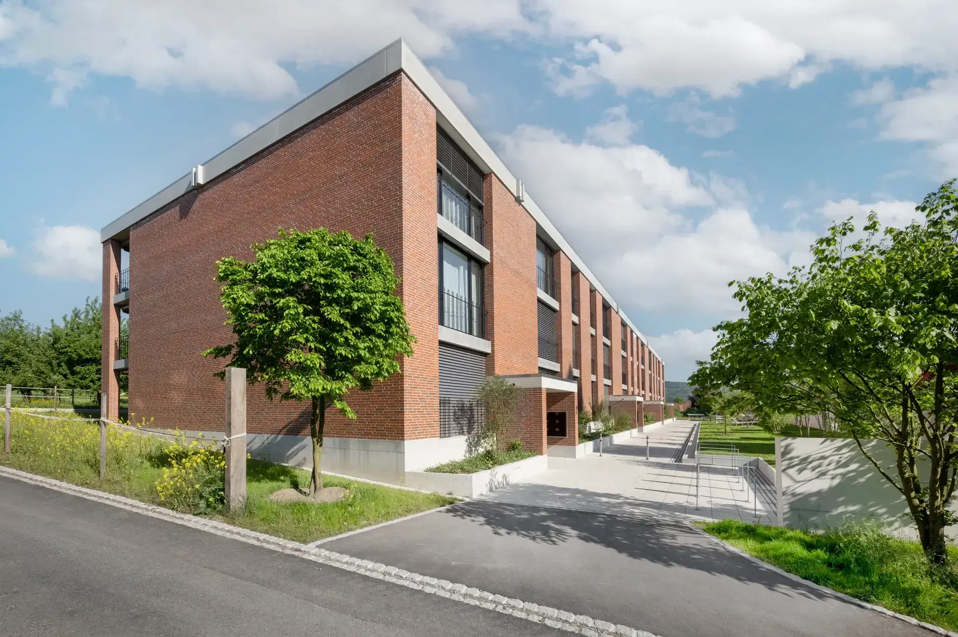 H37 Foto Aussen Erschliessung Zugang Strasse 01